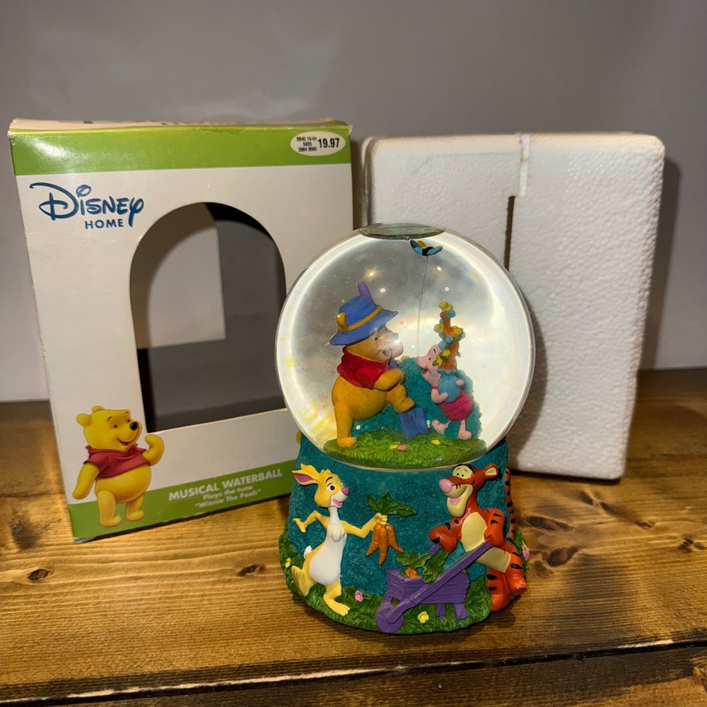 Disney Winnie the Pooh Musical Waterball Snow Globe Enesco w/ Original Box